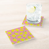 Chaotic Lemons Pink Polka: Zitrusmuster Glasuntersetzer (Schrägansicht)