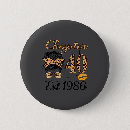 Chapter 40 Est 1986 40 Year Old Messy Bun Birthday Button (Vorderseite)