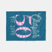 Chapter 50 Est 1976 Happy 50th Birthday Gift  Fleecedecke (Vorderseite (Horizontal))