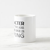 Charakter ist das, was Sie sind, wenn niemand scha Kaffeetasse (Mittel)