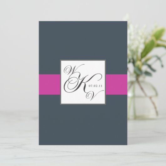 Charcoal Fuchsia Monogramme Hochzeitseinladungen Einladung (Stehend Vorderseite)