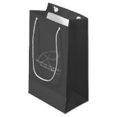 Charcoal Gray Elegant Minimalistisch Monogram Kleine Geschenktüte (Vorderseite Schrägansicht)