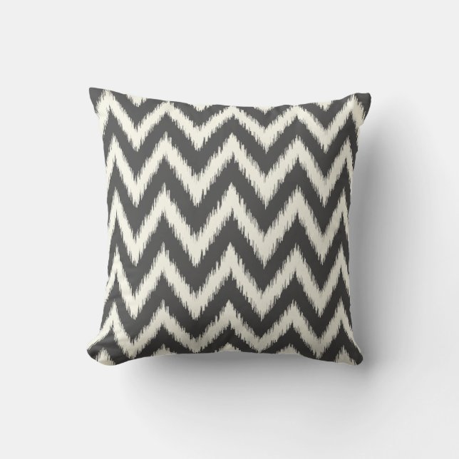 Charcoal Gray Ikat Zickzack Kissen (Vorderseite)