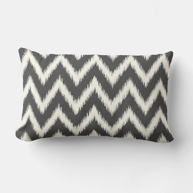 Charcoal Gray Ikat Zickzack Lendenkissen (Vorderseite)