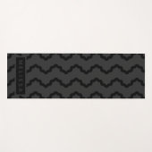 Charcoal Gray Modern Minimal Wavy Lines With Name Yogamatte (Vorderseite (Horizontal))