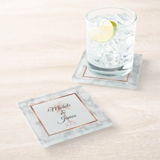 Charcoal Gray Rose Gold Palm Tree Marmorhochzeit Glasuntersetzer (Schrägansicht)