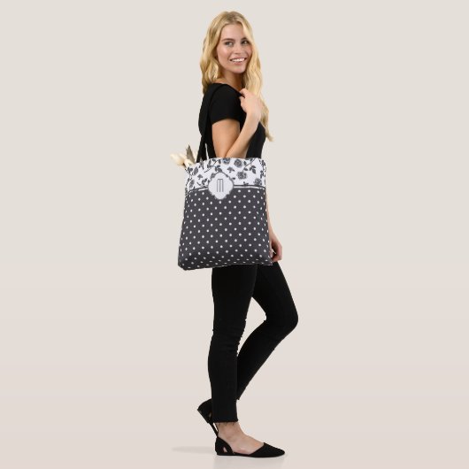 Charcoal Gray Rose Polka Dot Monogram Tasche (Am Model)