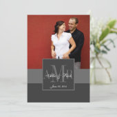 Charcoal Monogram Couple Foto Hochzeit Einladung (Stehend Vorderseite)