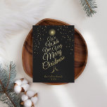 Charcoal Sehr frohe Weihnachtsbaumfamilie Letter Folien Feiertagskarte<br><div class="desc">Die Charcoal Very Merry Christmas Tree Family Letter Foil Holiday Card zeichnet sich durch eine raffinierte, dunkelgraue Kulisse aus, die eine Mischung aus einfacher Goldfolie und klassischer Kalligraphie mit minimalistischem Bohustyling verbindet, das ein perfektes Gleichgewicht zwischen sauberer moderner Eleganz und Vintager Eleganz schafft. Schön schmücken lässt sich das Ganze durch...</div>