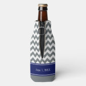 Charcoal WhZickzack CB Navy Name Monogram Wedding Flaschenkühler (Flasche Rückseite)
