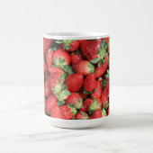 Charge der Roten Juicy Erdbeeren Kaffeetasse (Mittel)