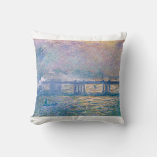 Charing Cross Bridge von Claude Monet Kissen