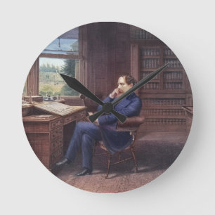 Charles Dickens in seiner Studie Runde Wanduhr