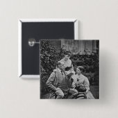 Charles Dickens mit zwei seiner Töchter Button (Vorne & Hinten)