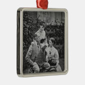 Charles Dickens mit zwei seiner Töchter Ornament Aus Metall (Rechts)