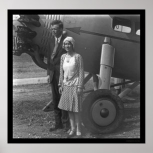 Charles Lindbergh und Ehefrau nahe bei Flugzeug Poster