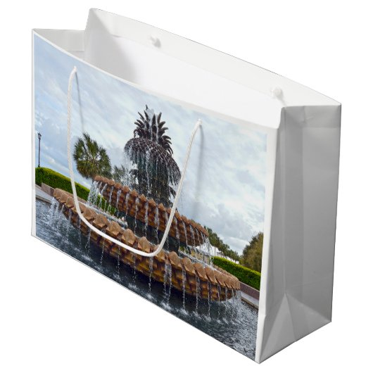 Charleston-Ananas-Brunnen, South Carolina Große Geschenktüte (Vorderseite Schrägansicht)