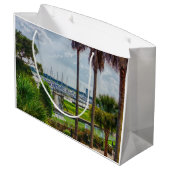 Charleston Harbour Große Geschenktüte (Rückseite Schrägansicht)