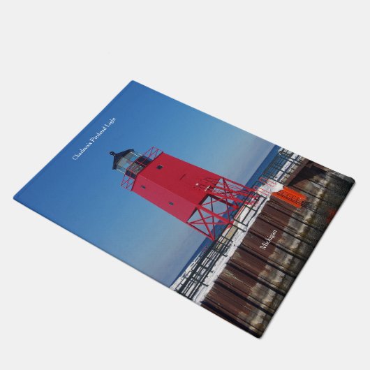 Charlevoix Pierhead Lichttürmatte Fußmatte (Schrägansicht)