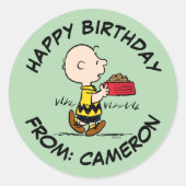 Charlie Brown mit Snoopy's Dish | Happy Birthday Runder Aufkleber (Vorderseite)