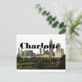 Charlotte NC Skyline mit Charlotte im Himmel Postkarte (Stehend Vorderseite)