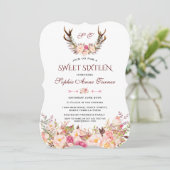 Charm Pink Blush Floral Antlers Monogramm Sweet 16 Einladung (Stehend Vorderseite)