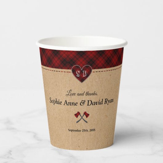 Charm Rustic Red Buffalo Kariert Monogram Wedding Pappbecher (Rückseite)