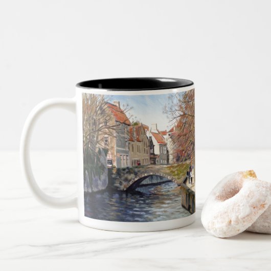 Charmante Alte Brücke über den Kanal in Landschaft Zweifarbige Tasse (Mit Donut)