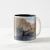 Charmante Alte Brücke über den Kanal in Landschaft Zweifarbige Tasse (VorderseiteRechts)
