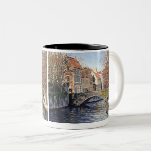 Charmante Alte Brücke über den Kanal in Landschaft Zweifarbige Tasse (VorderseiteRechts)