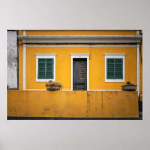 Charmante gelbe Fassade mit grünen Fensterläden Poster