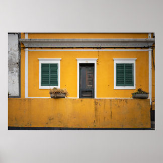 Charmante gelbe Fassade mit grünen Fensterläden Poster
