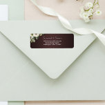 Charmante Hütte Rose auf der Marsala Wedding<br><div class="desc">Erleben Sie die Eleganz Ihrer Hochzeitseinladungen mit diesen atemberaubenden bordeauxfarbenen Rücksendeadressen-Aufklebern. Unsere Hochzeitslabel "Charmante Hütte auf Marsala" kommen mit einem wunderschönen Strauß mit weißen Rosen in der oben links Ecke, was dem Design eine sanfte und romantische Touch verleiht. Sie können die Etiketten mit Ihren Namen und Ihrer Adresse in knallig...</div>