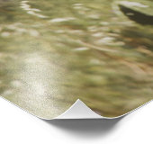 Charmante junge Frau geht durch die Landschaft Fotodruck (Ecke)