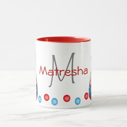 Charmante Matryoshkas mit Personalisierter Touch Tasse (Zentrum)