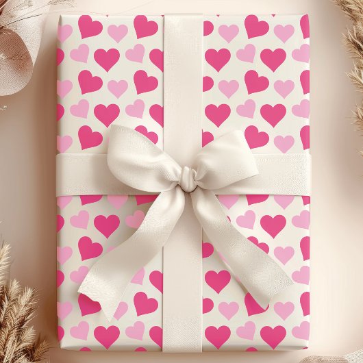 Charmante rosa Herzen auf weißem Papier Geschenkpapier