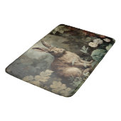 Charmanter antiker Hase im üppigen Wald Badematte (Schrägansicht)