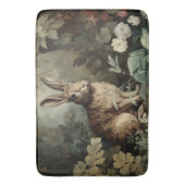 Charmanter antiker Hase im üppigen Wald Badematte (Vorderseite Vertikal)