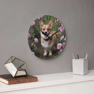 "Charmanter Begleiter: Ein Corgi in einem rosa Ros Große Wanduhr