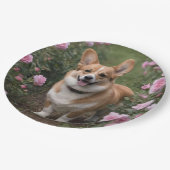 "Charmanter Begleiter: Ein Corgi in einem rosa Ros Pappteller (Schrägansicht)