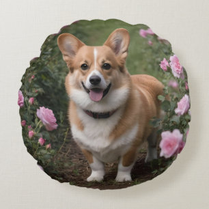 "Charmanter Begleiter: Ein Corgi in einem rosa Ros Rundes Kissen