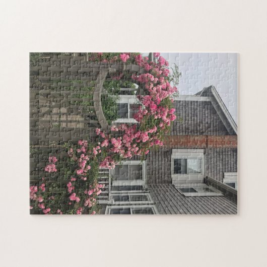 Charmanter Coastal Cape Cod Rose Covered Hütte Spa Puzzle (Horizontal)