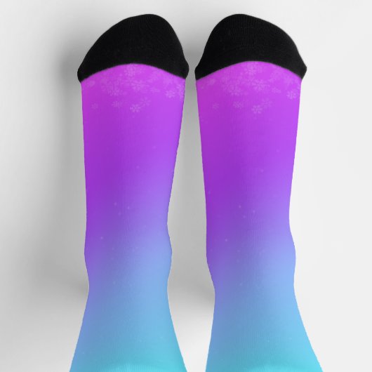 Charmanter Lila-blauer Gradient mit Snowflader Socken (Oben)