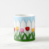 Charmanter weißer Zaun mit Tulpen Kaffeetasse (Mittel)