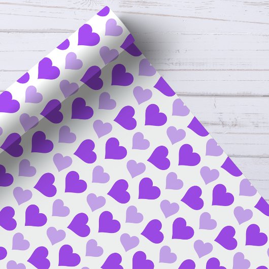 Charmantes Lila Herz auf weißem Papier Geschenkpapier