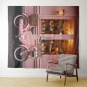 Charmantes rosa Schaufenster mit Vintagem Moped Wandteppich (Beispiel (Horizontal))