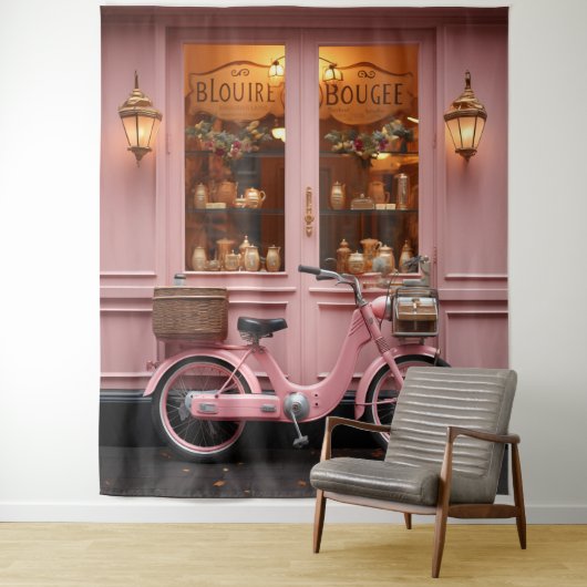 Charmantes rosa Schaufenster mit Vintagem Moped Wandteppich (Beispiel)