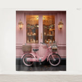 Charmantes rosa Schaufenster mit Vintagem Moped Wandteppich (Vorderseite)