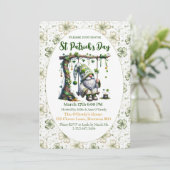 Charmantes St. Patrick’s Day-Gnom und Kleeblätter Einladung (Stehend Vorderseite)