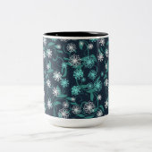 Charmantes Weiß und Aquamarine Blumen Zweifarbige Tasse (Mittel)
